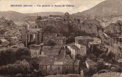 Mourèze (Hérault) — Vista geral e Ruínas do Castelo — Foto A. Nade
