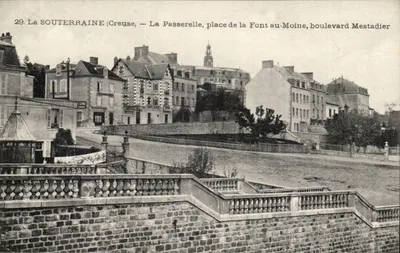A SOUTERRAINE (Creuse) — A Passerelle, praça da Font-au-Moine, boulevard Mestadier