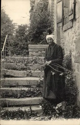 Mulher idosa — sobre degraus de pedra — Pierritte Marchoisse