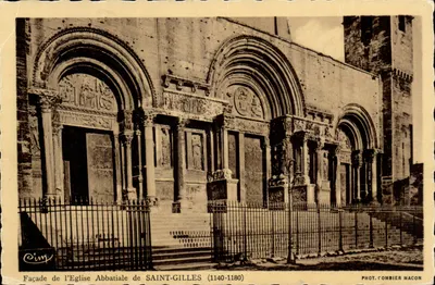Fachada da Igreja Abbatial de SAINT-GILLES (1140-1180) — Fot. Combier Macon
