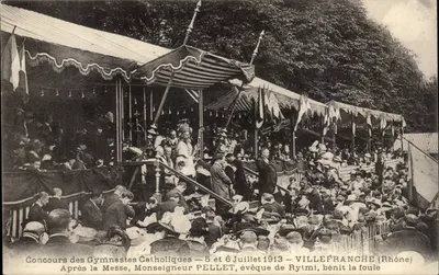 Concurso dos Ginastas Católicos — 5 e 6 de Julho de 1913 — VILLEFRANCHE (Rhone) — Monseigneur PELLET, bispo de Rytmi, abençoa a multidão