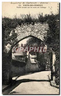 Velho arco na estrada da Abadia — Vaux-de-Cernay, Vienne — V.V.