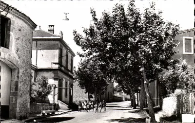 Laure Minervois — A Saída das Escolas — Edição Colin