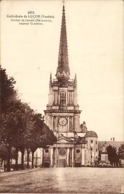 Catedral de LUÇON (Vendée) — Torre da época de 1700 aproximadamente, altura de 75 metros — editor R. Bergevin, La Rochelle
