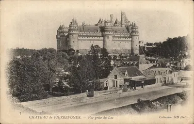 Zamek w Pierrefonds — Widok z jeziora — Zbiory ND Photo