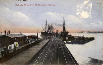 Railway Pier, Port Melbourne, Victoria — vue du quai avec voies ferrées et navires — éditeur W.T.P.