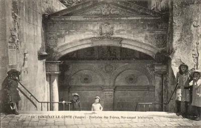 FONNIENAY-LE-COMTE (Vendée) — Fontaine dos Irmãos, Monumento Histórico — Editor: A. N. (nº 12)