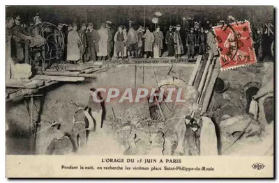 15 HAZİRAN'IN FIRTINASI PARİS'TE — Gece boyu Saint-Philippe-du-Roule Meydanı'nda kayıp kişiler aranıyor — E.D.