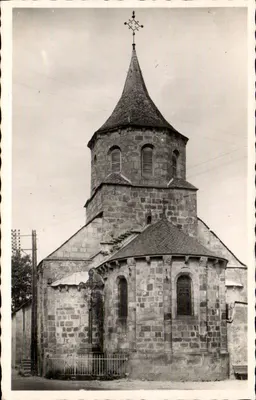 Bourg-Lastic (P.-de-D.) — A Igreja (século XII), classificada como monumento histórico