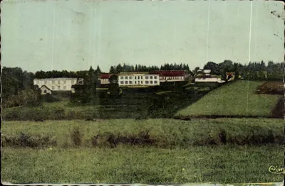 Campo de Bourg-Lastic (P.-de-D.) — Os Novos Edifícios — editor Cim
