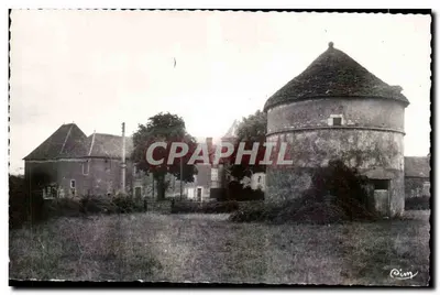 Laives (S.-et-L.) — Tour et Château de Sermaisey — Photo Comité Macon