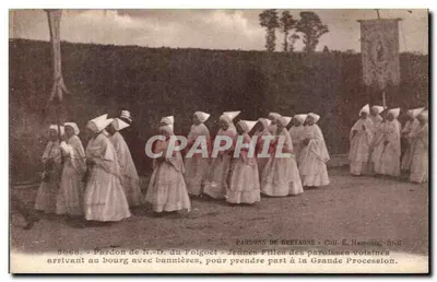 Perdão de N.-D. do Folgoët - Jovens Moças das paróquias vizinhas chegando ao vilarejo com bandeiras, para participar da Grande Procissão — PARDONS DE BRETAUNE • Coleção E. Hamobile, St-B.