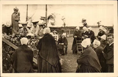 Pilgrims devant la statue miraculeuse — AR FOLGOAT — Collection Vihari, Quimper