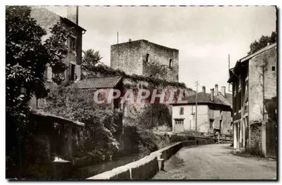 Baccarat — Vue de la rue du Canal avec la tour de la Roseraie — Photo Camille Magon
