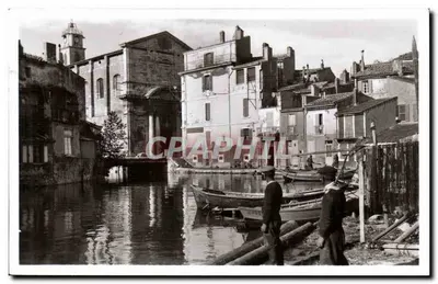 Martigues - Espelho dos Pássaros — vista do canal com barcos e edifício religioso