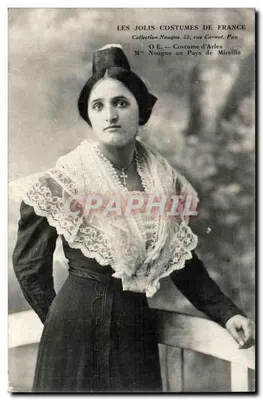 Mulher em traje tradicional arlésio — Coleção Nougne, rua Carnot, Pau — n°13