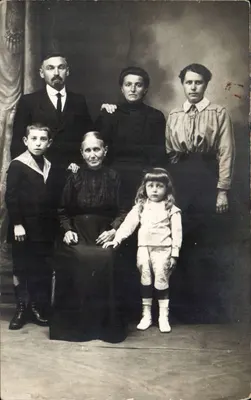 Famille — photographie de groupe — éditeur inconnu