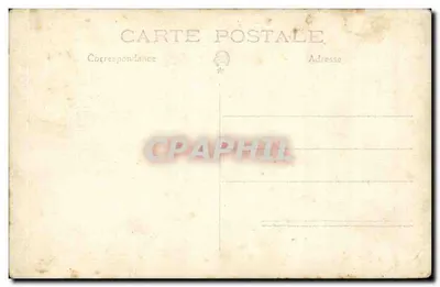 Casamento — grupo de pessoas diante de uma estrutura de madeira — editor não visível — Verso