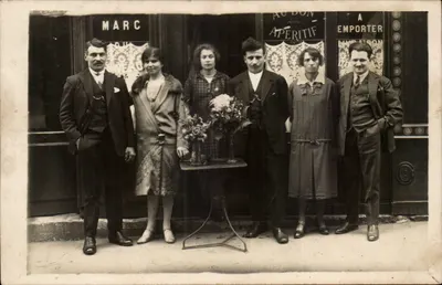 Grupo de cinco pessoas diante de uma loja — MARC — AU BON APÉRITIF À EMPORTER