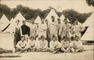 Groupe de soldats — camp militaire — éditeur inconnu, n° de série non lisible