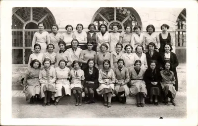 Grupo de jovens mulheres — escola ou instituição — Carte postale
