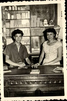 Duas pessoas em uma loja de tabaco — editor desconhecido, número de série não visível