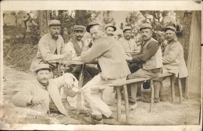 Grupo de soldados em uniforme de campanha — cena de descanso ao ar livre — editor Canté Phot