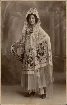 Mulher em traje andaluz — Valência — J. Derrey, fotógrafo