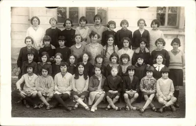 Grupo de alunos diante de um prédio — editor desconhecido, número de série não visível