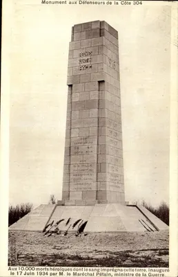 Pamiątkowy pomnik Obronców Wybrzeża 304 — Odsłonięty 17 czerwca 1934 — J. Hamelin Architekt D.P.L.G. i E. Jouyet Budowniczy