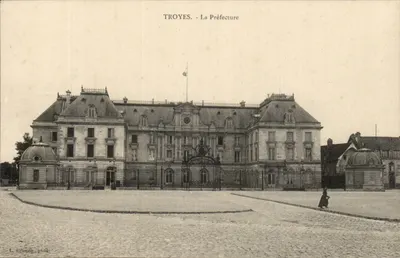 Troyes - A Prefeitura — L. Brunon, fot.