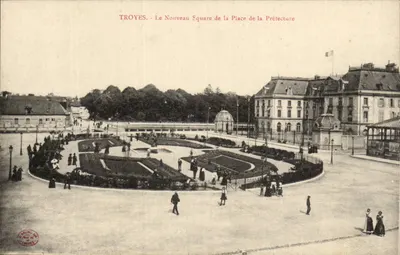 Troyes — O Novo Pátio da Praça da Prefeitura — editora RAILLON & CIE, TROYES