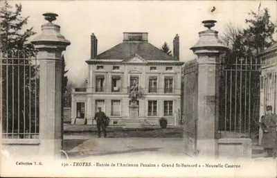 Troyes - Entrada da Antiga Pension « Grand St-Bernard » - Nova Caserna