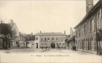 Troyes - Cour intérieure de l'Hôtel-de-Ville — R.H.&C. NANCY, n°61