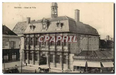 Troyes - Hôtel de Ville — vue urbaine avec commerces — éditeur non identifié