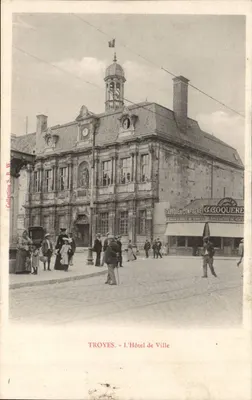 Troyes - O Hotel de Ville — com a fachada da fábrica de confeitaria G. Coquere