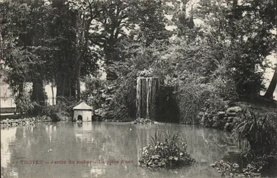 Troyes — Jardim do Rochedo — A Pequena Lagoa