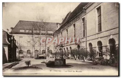 Troyes — A Cour do Museu — Lith. Blin-Ch. Gris