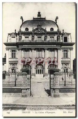 Troyes — A Caixa de Poupança — ND. Phot.