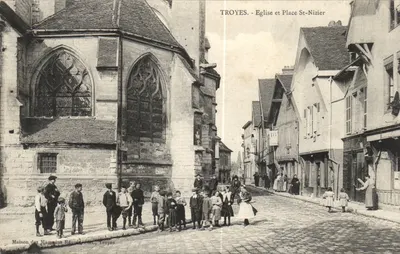 Troyes - Igreja e Praça St-Nizier — Casa dos Lojas Réauil, Troyes