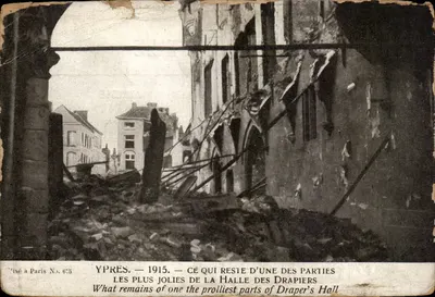 Ypres — 1915 — O que resta de uma das partes mais bonitas da Halle des Drapiers — editor Paris No. 675