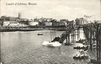Launch of Lifeboat, Margate — scène de débarquement avec foule et jetée — éditeur non visible