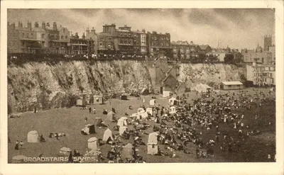 Broadstairs Sands — plage animée avec falaise et bâtiments — éditeur inconnu, n° de série non visible