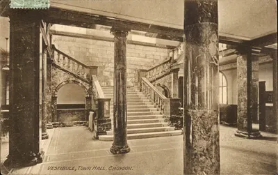 Vestíbulo, Town Hall, Croydon — vista interna com escadas e colunas de mármore — editor não identificado