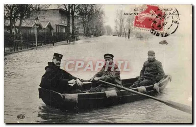 Três homens em barco em uma rua inundada — Creil, França — Editor Courrier