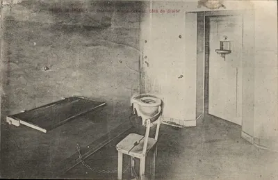 Prisão de Fresnes — Interior de uma cela. Lado direito