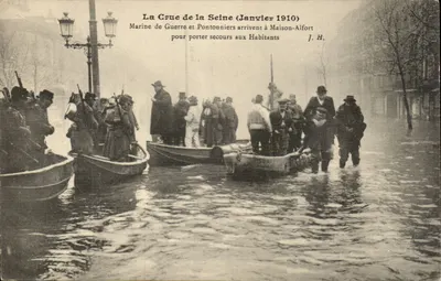 Maisons Alfort Bilhete postal antigo Inundação do Rio Sena Janeiro de 1910 Marinha de Guerra e ponteiros chegam a Maisons Alfort para transportar