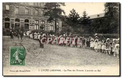 Lycée Lakanal - A Festa dos Crianças. A Chegada ao Baile