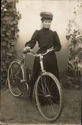 Mulher jovem com bicicleta — fotografia — A. Lavegune (Vernon, Eure)