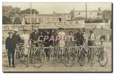 Grupo de ciclistas diante de uma bannière 'CYCLES D. L. GOURAUD' — editor desconhecido, número de série não visível